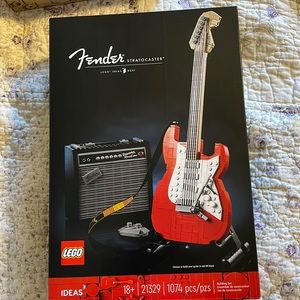 NWT Fender Stratocaster Lego set. 1074 pieces.